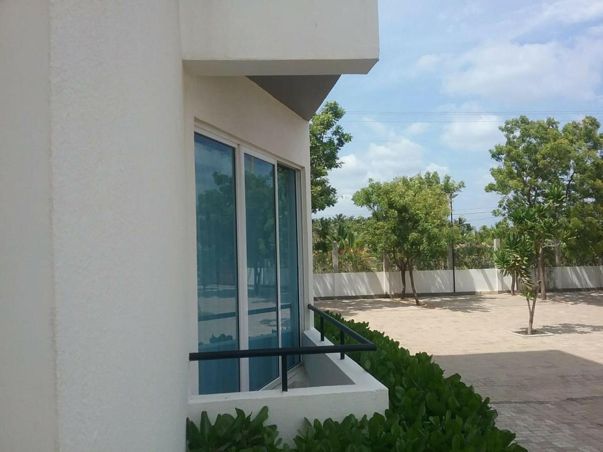 Trincomalee Ocean Front Condos Exterior foto